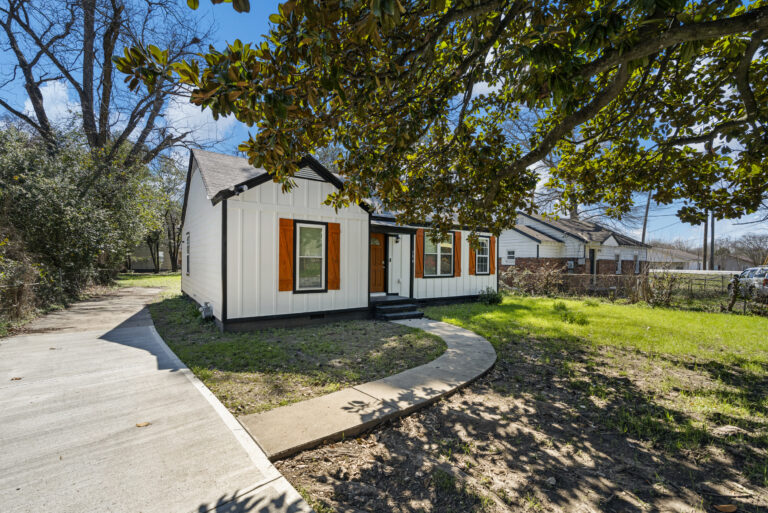 184 30th Ave, Columbus, GA: walkway and mature shade tree