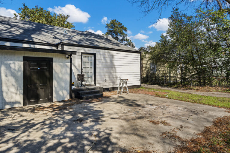 184 30th Ave, Columbus, GA: back of the home and patio