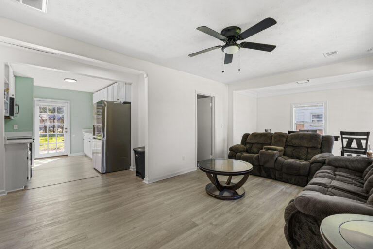184 30th Ave, Columbus, GA: open living room into the kitchen