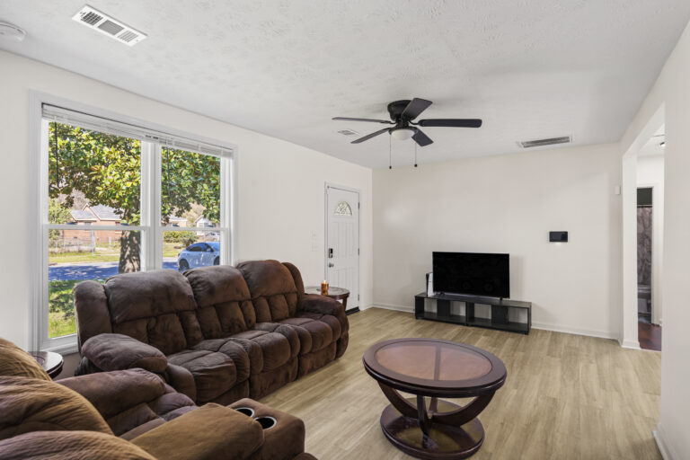 184 30th Ave, Columbus, GA: living room, front windows